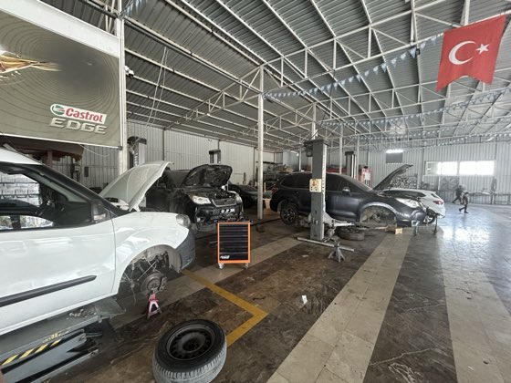 Mekanik onarım hattı ve lift üzerindeki araçlar