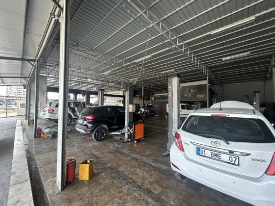 Servis atölyesinden görünüm ve araç liftleri